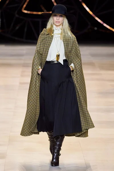 Look 18